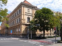Palača Muške učiteljske škole (danas Ekonomski centar, do 1967. Klasična gimnazija) na uglu Klaićeve i Medulićeve ulice